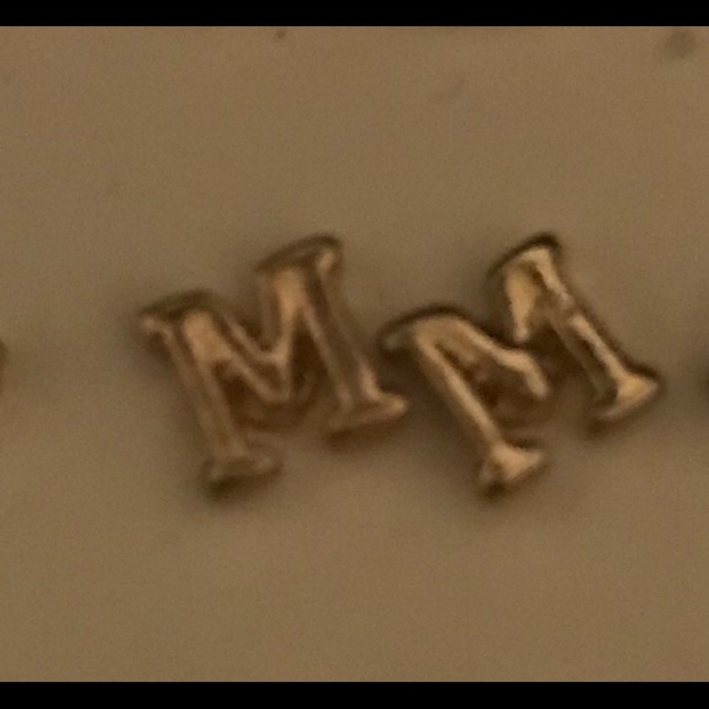 💕 M earrings 🎀